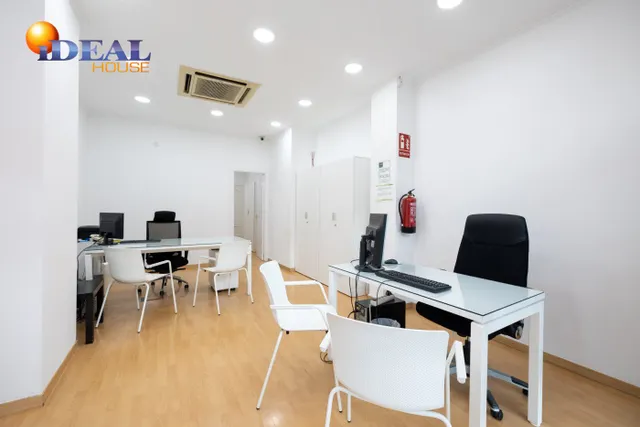 A9508K2. Local comercial en Avda. Madrid, frente a la antigua Facultad de Medicina. — 6