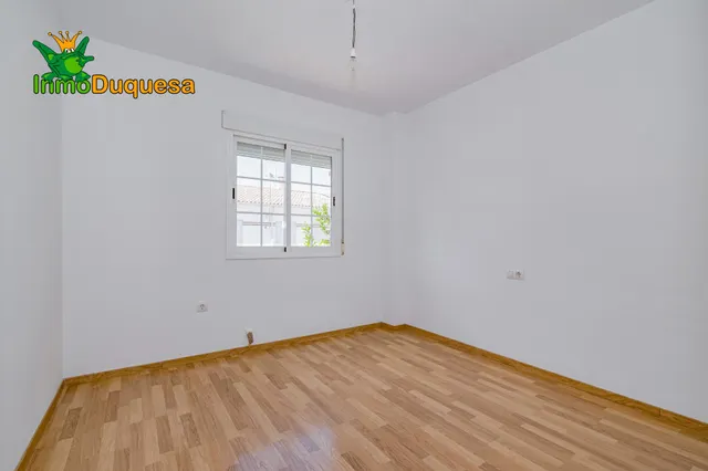 Casa adosada CASI A ESTRENAR en Belicena. Con 4 dormitorios. — 32