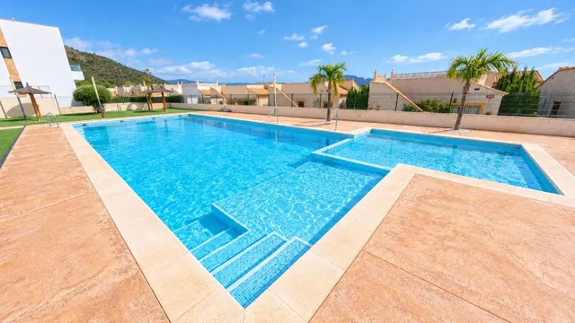 Amplio apartamento de esquina en planta baja con parcela y estudio exterior — 36