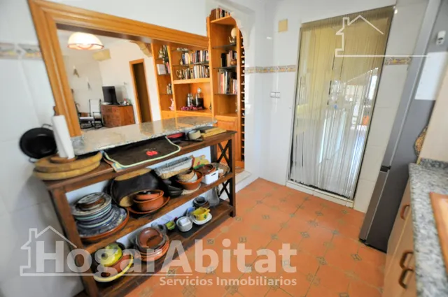 MARAVILLOSO CHALET CON PISCINA, GARAJE, BARBACOA Y UN IMPRESIONANTE JARDÍN — 48