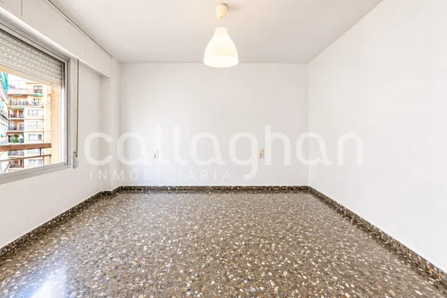 Piso con gran potencial de reforma en ruzafa – 4 habitaciones y 2 balcones — 26