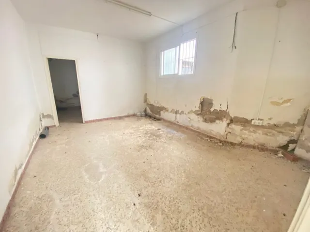 Nave industrial 719m² en venta - LORA DEL RÍO - foto 2
