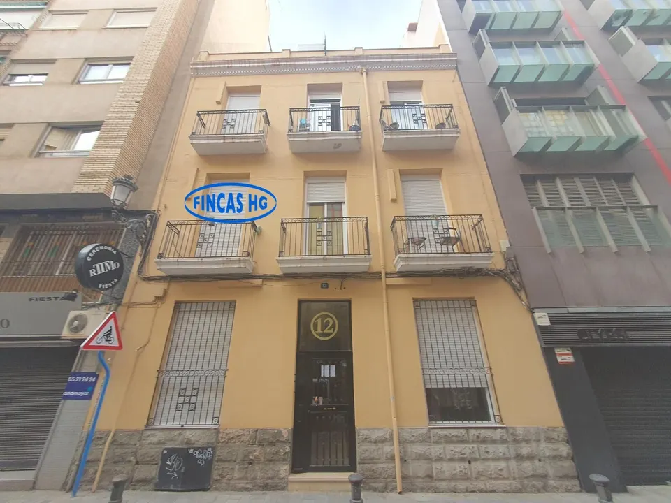 Edificio de ocho viviendas en pleno centro de Alicante.