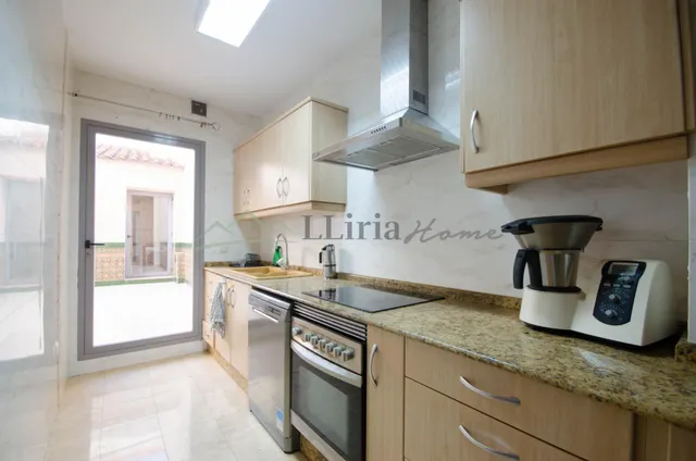 Ref. 04409. Casa de pueblo adosada con amplio patio, terraza y garaje en Vilamarxant. — 14
