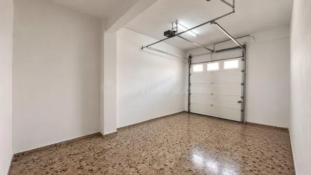 CASA EN VENTA EN CARLET – AMPLITUD, GARAJE Y TERRAZA PRIVADA - foto 2
