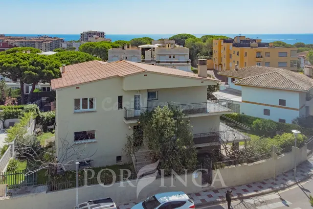 Gran casa de 6 habitaciones con jardín a 200 m del centro de - foto 2