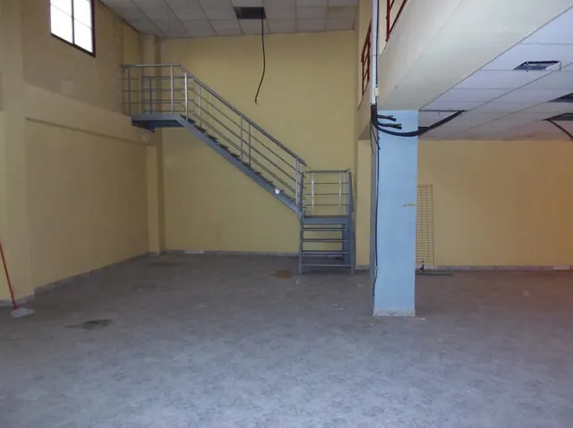 Se alquila local comercial con mucha fachada, muy cerca de E - foto 5