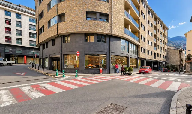 Luminoso piso de 3 habitaciones en el centro de Sant Julià — 4