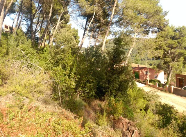 Espectacular terreno que da a dos calles, en Corbera de Llobregat, cerca Hotel Can Fisa. — 23