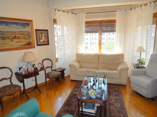 ETXEA Vende piso en el centro de Pamplona, 4 dormitorios, salón cocina, baño y aseo — 2