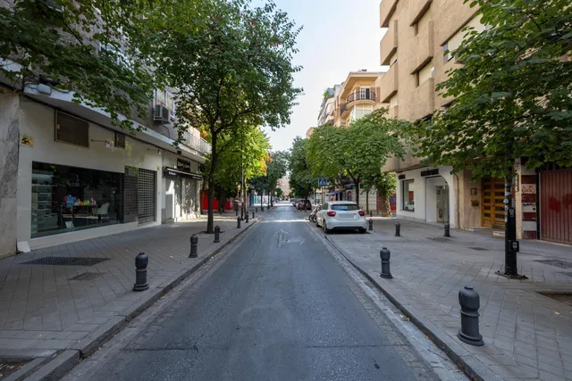 Local comercial junto a calle Alhamar. Ideal para oficina, despacho o almacén. Muy económico — 15