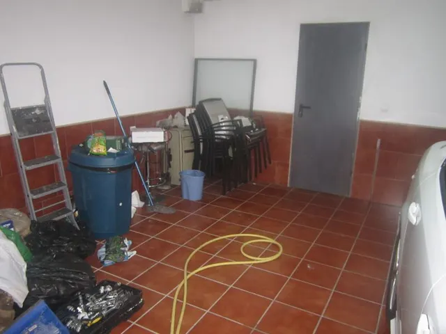 SE VENDE CHALET ADOSADO SEMINUEVO, 4 HAB., GARAJE DOBLE ,PATIO. PARA ENTRAR A VIVIR — 24