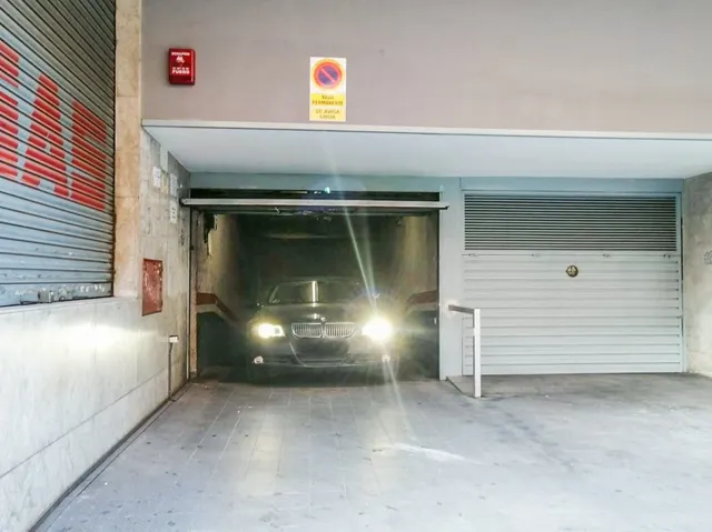 PLAZA DOBLE DE PARKING EN TRINITAT VELLA- BARCELONA — 16