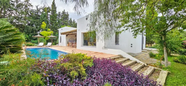Casa con patio central, diseño arquitectónico y vistas abier - foto 2