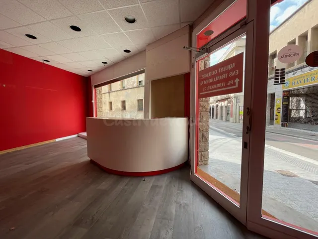 LOCAL COMERCIAL EN LLOGUER AL CENTRE D’IGUALADA (ZONA CARRER - foto 2