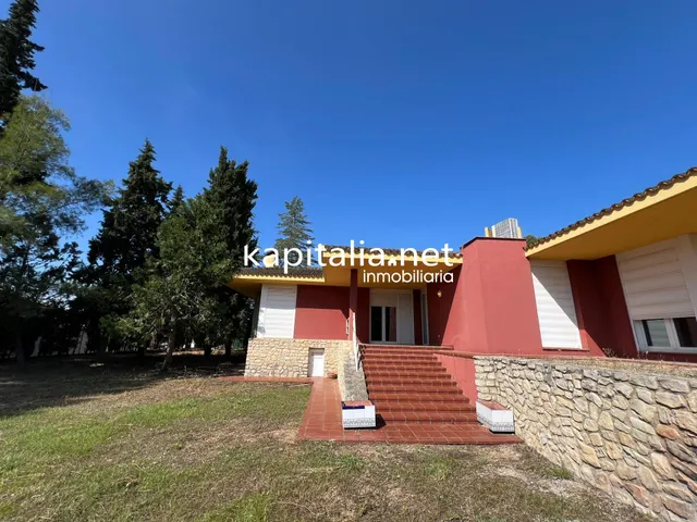 Fantástico chalet a la venta en Ontinyent , zona la Solana . — 2