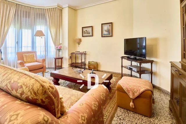 SE ALQUILA VIVIENDA EN VALENCIA — 24