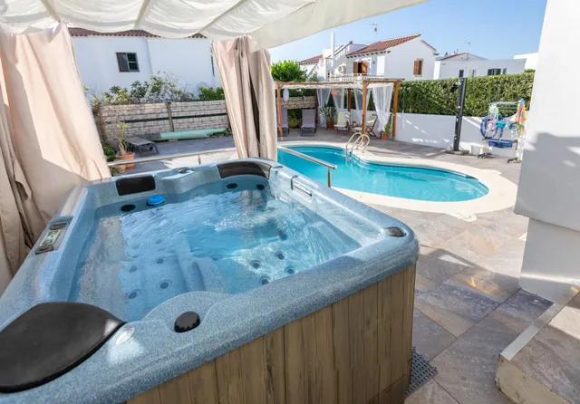 SEMI ADOSADO CON PISCINA Y JACUZZI EN PORT D'ADDAIA