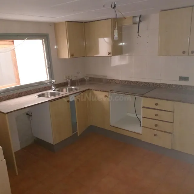 Casa de pueblo con 5 hab y 2 baños. - foto 2