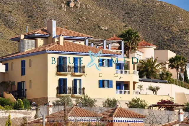 Oportunidad: comprar una enorme villa o un hotel en funciona - foto 2