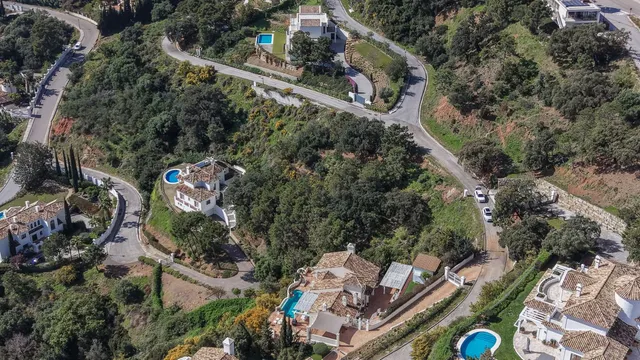 Terreno de 2300 m2 en Benahavís con vistas al mar — 10