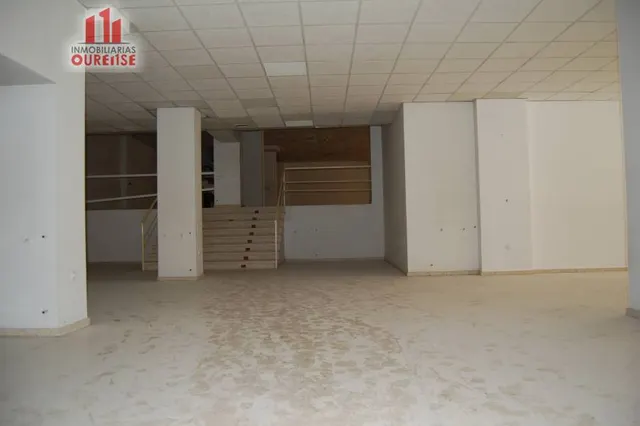 AMPLIO LOCAL COMERCIAL EN EL VEINTIUNO — 27