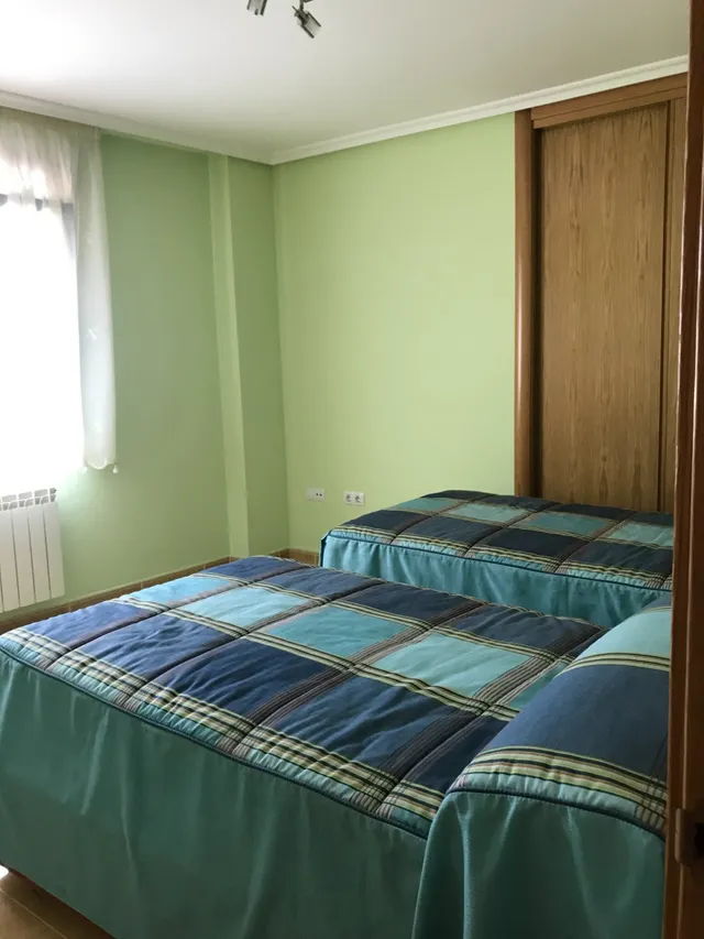 Se vende amplio piso en el centro, cocina, salón, 3 hab., 3 baños, trastero y garaje. Para entrar . — 10