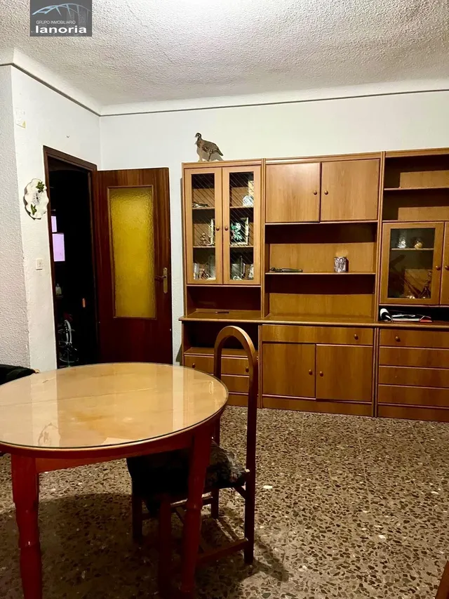Grupo la Noria VENDE piso CON ascensor para REFORMAR y cochera individual con vado. 3 habitaciones, 1 baño. — 20