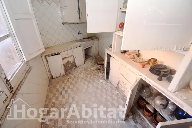¡Hazla a tu gusto! Casa amplia y luminosa de tres alturas para reformar, cerca del ayuntamiento — 7