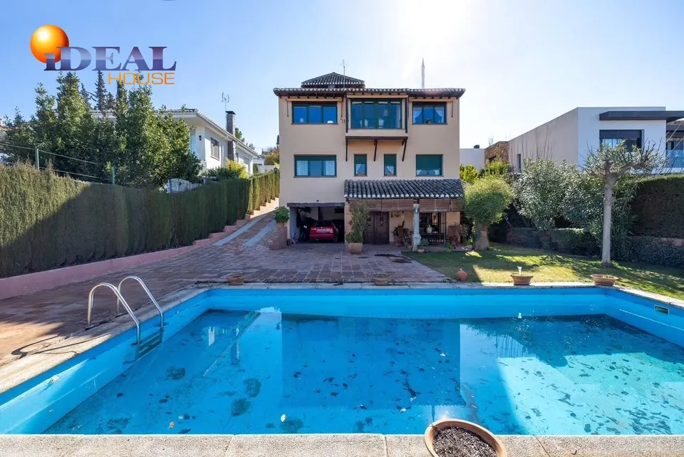 GRAN CASA CON PISCINA EN COLINAS BERMEJAS, MONACHIL