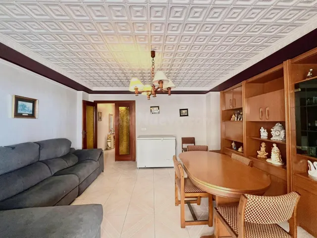 Amplio apartamento (aprox. 90 m2 - 2.ª planta) en primera línea de Playa del Acequión. Gran balcón con vistas al mar (suroeste), piscina comunitaria, cerca del centro, y directamente en la playa. — 8