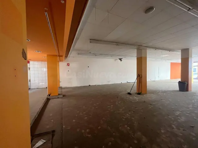 LOCAL EN VENTA EN LA ZONA COMERCIAL DE LLANÇÀ! - foto 4