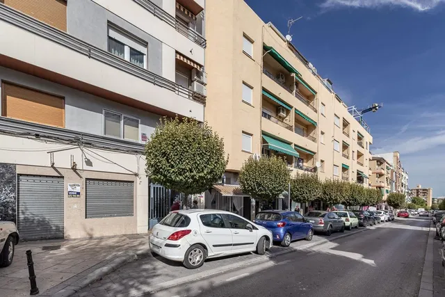 AMPLIO PISO JUNTO A EL CORTE INGLES EN JAEN — 35