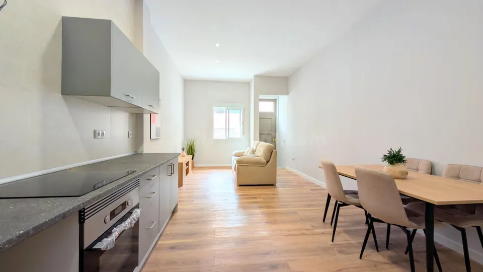 ¡PLANTA BAJA TOTALMENTE REFORMADA, MODERNA, 75 m2, 2 DORMITORIOS, PATIO 25 m2 Y ENTRADA INDEPENDIENTE!