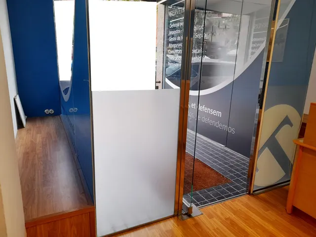 Local comercial con suelos de parquet y aire acondicionado en Cerdanyola sur — 4