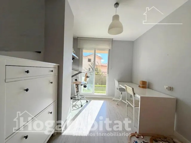 Excelente ubicación y reforma integral en este luminoso piso exterior con terraza, garaje y piscina comunitaria — 33