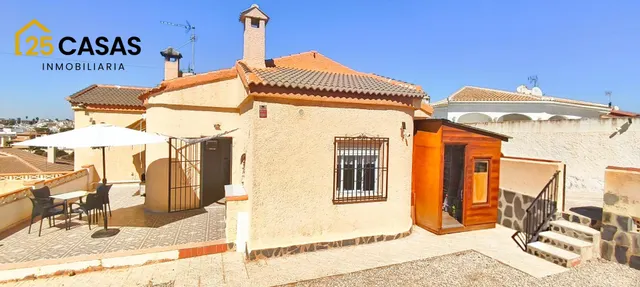 Chalet independiente con piscina y gran parcela en La Marina — 25