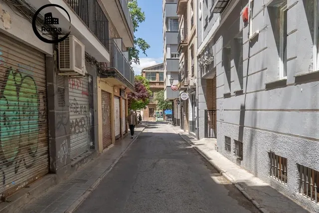 Piso en el centro de Granada, totalmente reformado con dos grandes dormitorios y un baño — 34