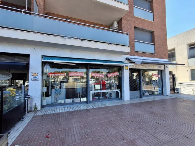 Local comercial con salida de humos y 180 m2 de exterior pri