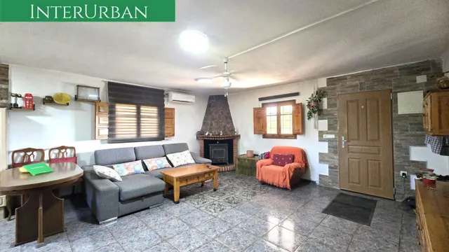 INTERURBAN S.L. vende Chalet independiente con piscina y gra - foto 4