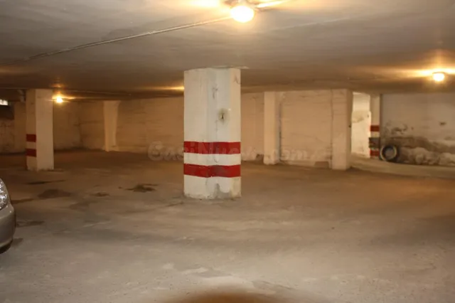 Plaza de garaje para coche mediano — 3