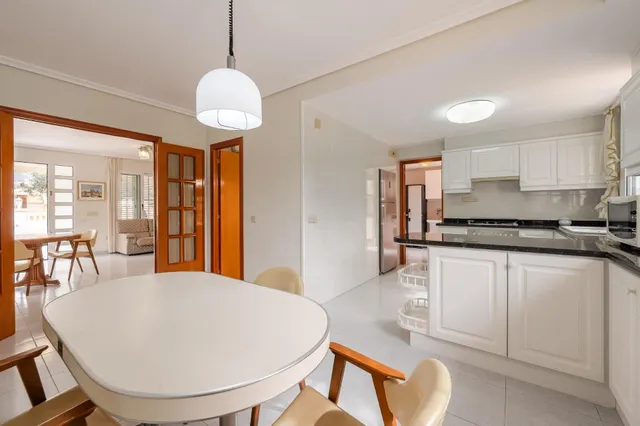 Amplia vivienda con piscina privada, terraza y garaje cerrado — 16