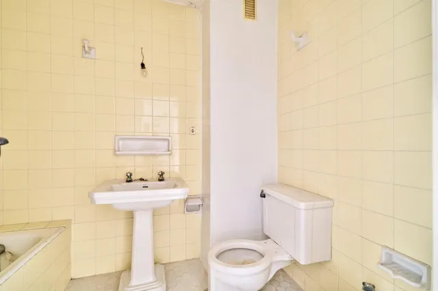 Piso en calle Tornería junto a Hotel María Luisa — 26