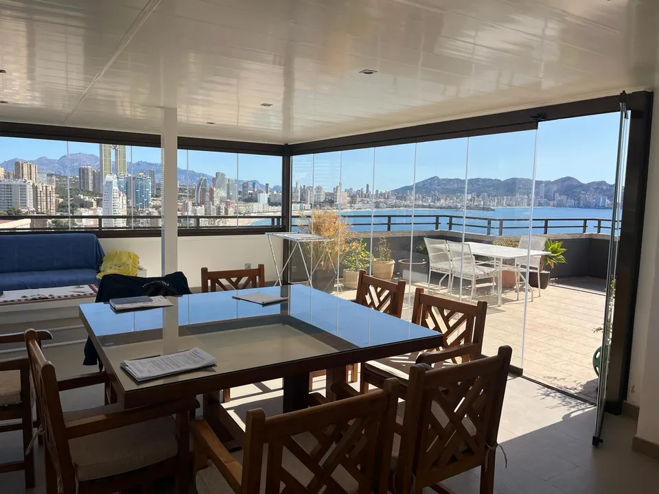 Se vende impresionante Atico de 2 dormitorios con vistas al mar con garaje y trastero