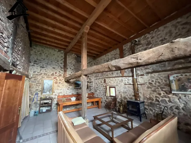 Casona Independiente Tradicional de Piedra con Balconada y Jardín Urbano en Penagos — 14
