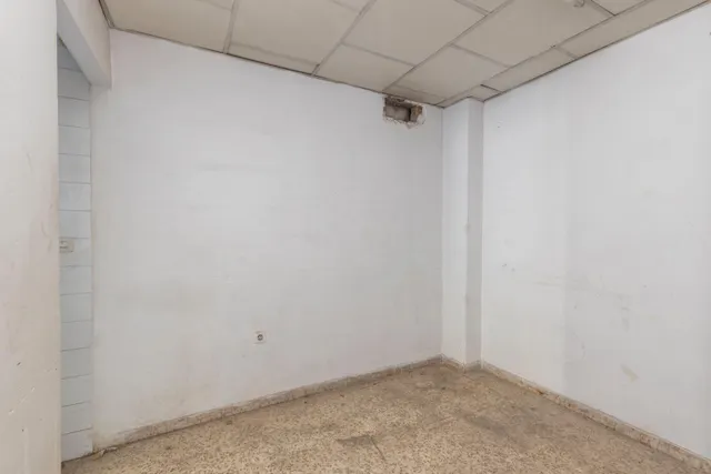 ⭐ LOCAL EN ESQUINA EN GRANADA CAPITAL – CREA TU PROPIO PROYECTO DESDE CERO — 9