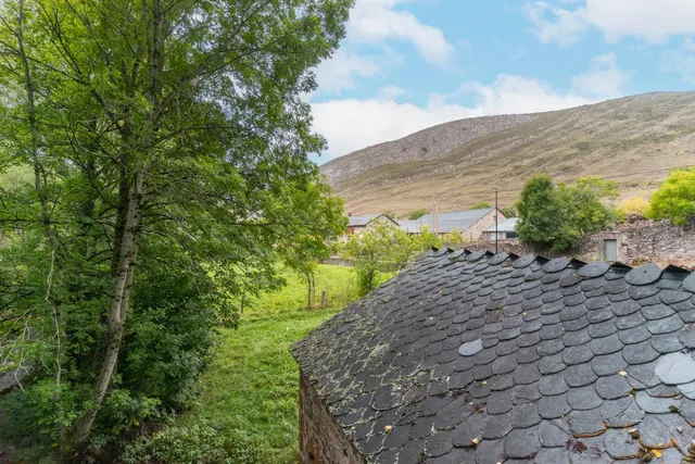 Casa, cuadra, pajar y fincas en venta en babia — 28