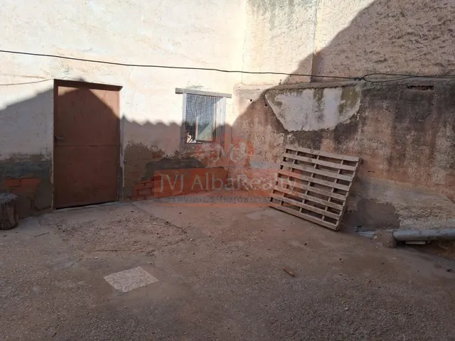 SE VENDE CASA CON PATIO EN LOS ANGUIJES. — 28