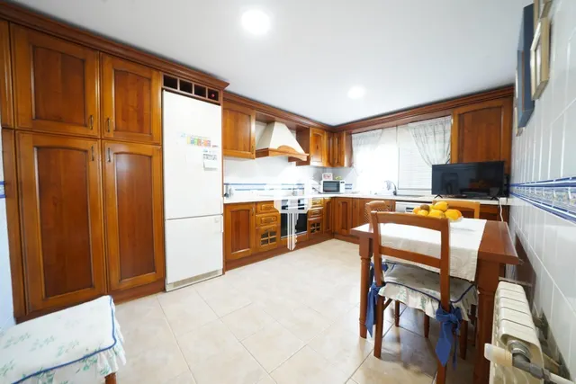 Chalet adosado con buhardilla en ciudad jardín de Alicante: garaje para 4 vehículos, terraza de 30m2 y piscina — 19