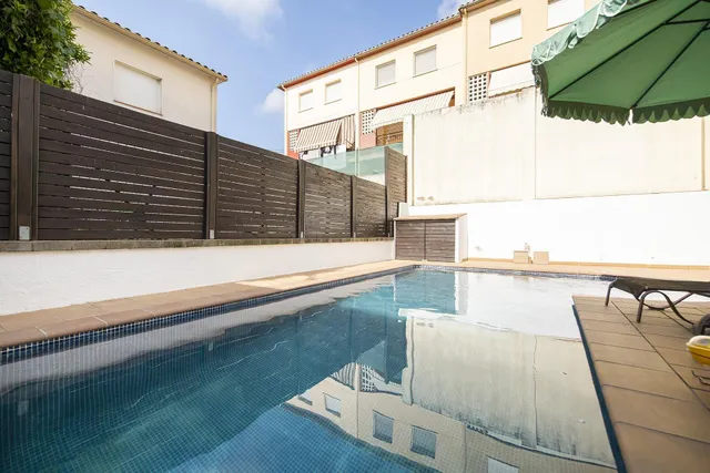 Casa adosada con jardín y piscina en Sant Julià de Ramis - foto 2